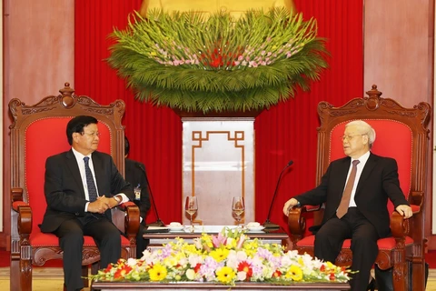 越共中央总书记阮富仲会见老挝总理通伦·西苏里。（图片来源：越通社）