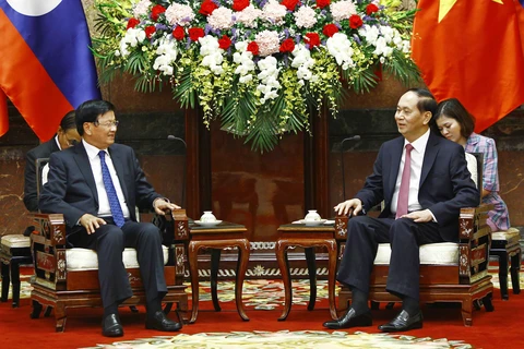 越南国家主席陈大光会见老挝总理通伦·西苏里。（图片来源：越通社）