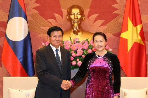 越南国会主席阮氏金银会见老挝总理通伦·西苏里。（图片来源：越通社）
