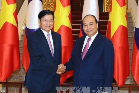 越南政府总理阮春福与老挝总理通伦•西苏里（图片来源：越通社）