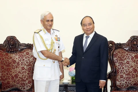 政府总理阮春福（右）会见印度参谋长委员会主席兼海军司令苏尼尔•兰巴。