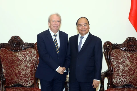 阮春福总理（右）会见保加利亚驻越大使。