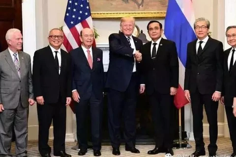 美国总统特朗普与泰国总理巴育和双方代表合影。