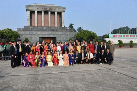 201​6年回国访问的旅居泰国曾担任教师的越侨代表团（图