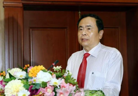 越南祖国阵线中央委员会主席陈青敏在会上发表讲话。