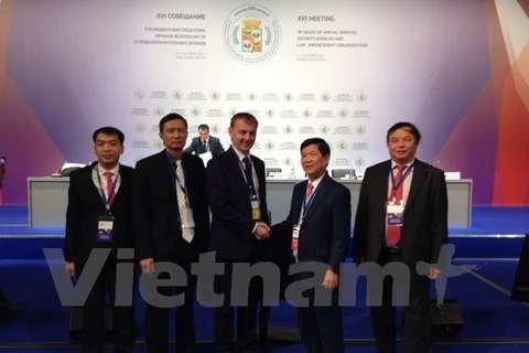 阮文山中将（右二）率领越南代表团出席会议（图片来源：越通社）
