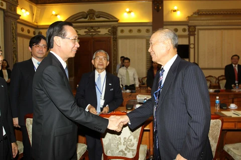胡志明市人民委员会副主席黎清廉​（左）与日本民间外交推进协会会长松泽建（右）亲切握手。