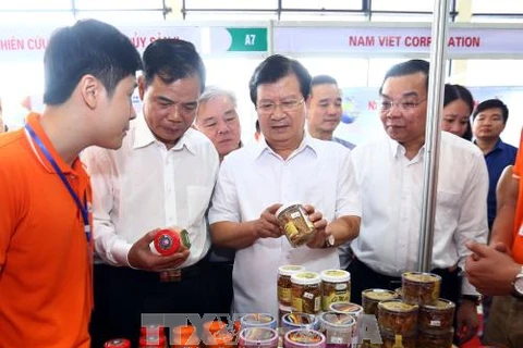 政府副总理郑廷勇参观2017年越南查鱼和水产品展。（图片来源：越通社）
