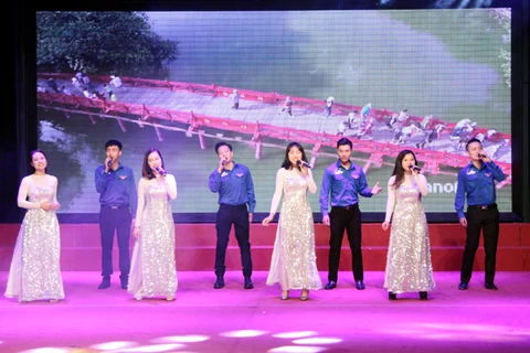 “我爱河内”活动启动仪式中的文艺表演节目。（图片来源：http://tuoitrethudo.vn）