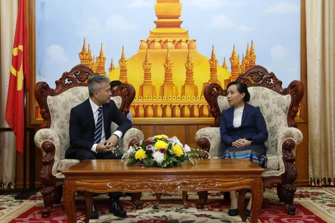 老挝劳动社会福利部副部长拜坎·卡提亚会见越南驻老挝大使馆临时代办阮青松。