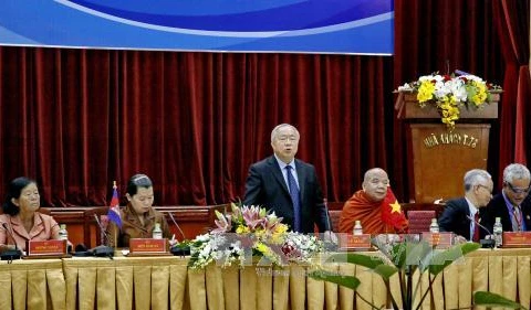 越柬友好协会主席武卯在座谈会上发表讲话。