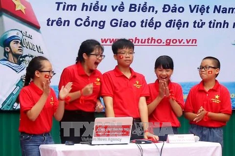 学生们对“越南海洋和海岛”知识竞赛非常感兴趣。