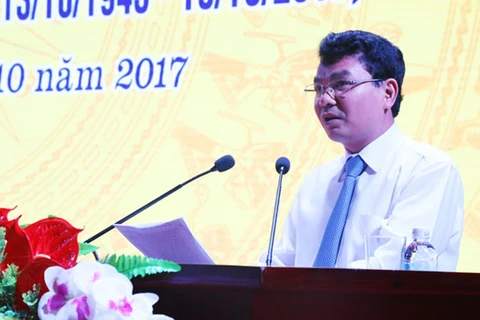 老街省人民委员会主席邓春峰在会上发表讲话。（图片来源：越通社）