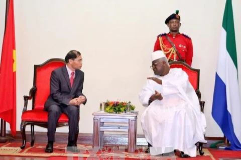 越南驻尼日利亚兼驻塞拉利昂大使范英俊与总统欧内斯特·巴伊·科罗马（图片来源：越通社）