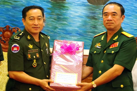 柬埔寨国防部发展局代表团访问越南朔庄省。​ （图片来源：越通社）