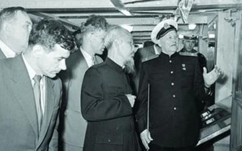 1957年8月，胡志明主席（右二）参观列宁格勒的阿芙乐尔号巡洋舰（图片来源：vietnamplus.vn） 