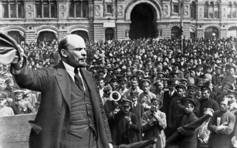 附图：列宁归国后迅速成为革命运动的领袖（图片来源于网络）