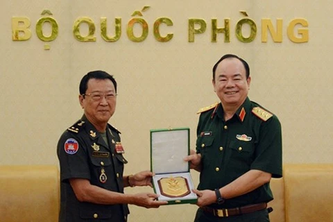 范玉明上将（右）和Nghi Vanđum中将（图：人民军队报网）
