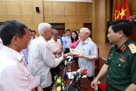 越共中央总书记阮富仲接待河内市选民。（图片来源：越通社）