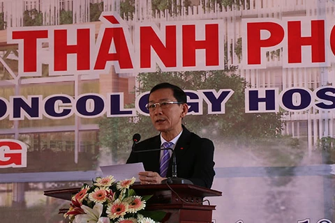 芹苴市人民委员会主席武成统在仪式上发表讲话。