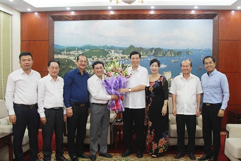 广宁省人民委员会主席阮德龙向该省企业协会执行委员会赠送礼物。