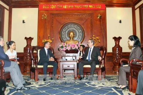 胡志明市市委书记阮善仁在会见法国开发署新任驻越南首席代表法布里奇·里奇（图片来源：越通社）