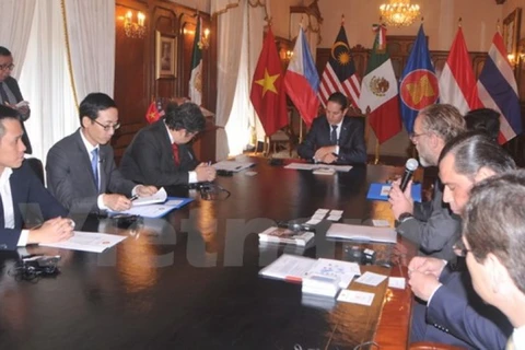 东盟墨西哥委员会与克雷塔罗州州长 Francisco Dominguez Servien 之间的工作会谈全景。