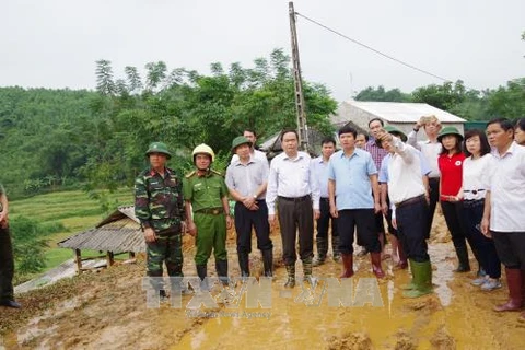 越南祖国阵线中央委员会主席陈青敏率团前往和平省新乐县富强乡遭山体滑坡袭击的灾区调研视察。