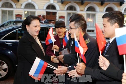 在俄罗斯越南学生和研究生来到圣彼得堡迎接阮氏金银一行。