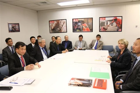 越南国防部副部长阮志咏上将与联合国排雷行动处负责人艾格尼丝·马尔卡尤举行工作会议。