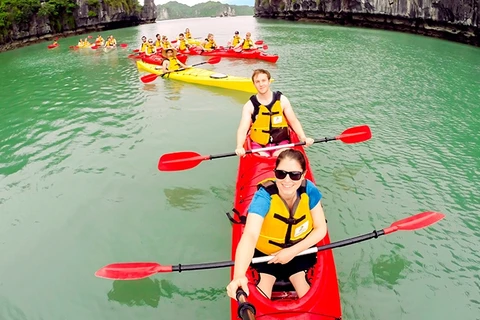 外国游客在下龙湾玩皮划艇。