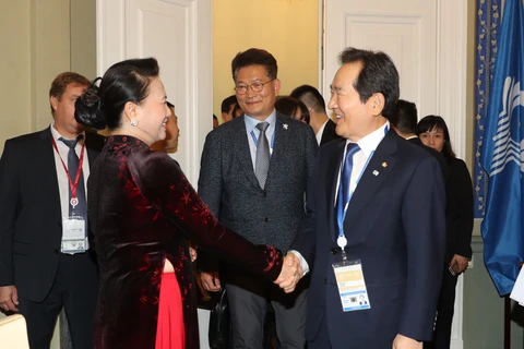 越南国会主席阮氏金银会见韩国国会议长丁世均。