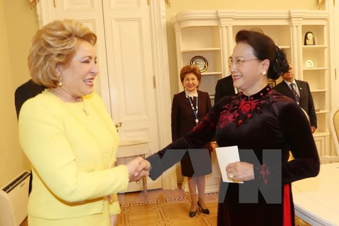 越南国会主席阮氏金银（右）会见俄罗斯联邦委员会主席马特维延科。（图片来源：越通社）