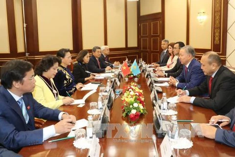 越南国会主席阮氏金银与哈萨克斯坦议会下院议长尼格马图林举行会谈。