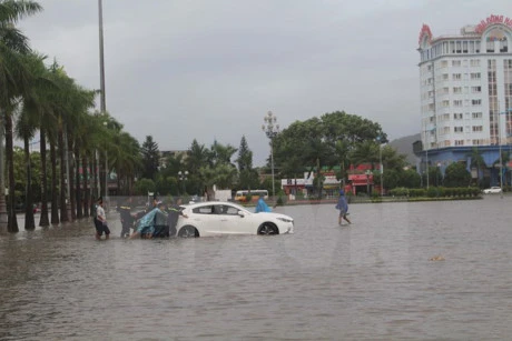 清化省多地遭受强降雨引发洪灾。