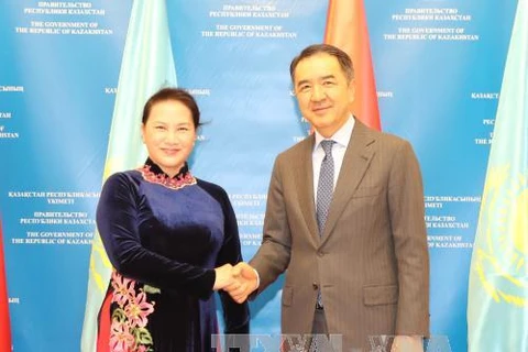 国会主席阮氏金银与哈萨克斯坦总理萨金塔耶夫握手。（图片来源：越通社）
