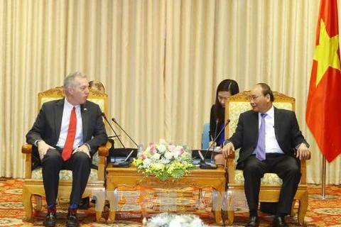 越南政府总理阮春福（右）与美国驻越大使特德·奥修斯。（图片来源：越通社