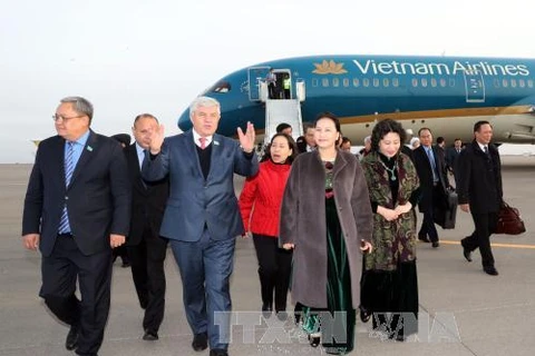 越南国会主席阮氏金银抵达哈萨克斯坦首都阿斯塔纳纳扎巴尔耶夫国际机场（图片来源：越通社）