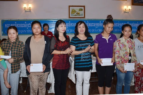 越南安江省和芹苴市代表向柬埔寨贫困者赠送礼物。（图片来源：越通社）
