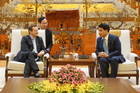 河内市人民委员会主席阮德钟（右）会见法国驻越大使伯特兰。（图片来源：越通社）