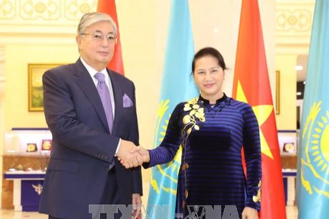 国会主席阮氏金银与哈萨克斯坦议会上院议长卡西姆若马尔特·托卡耶夫（图片来源：越通社）