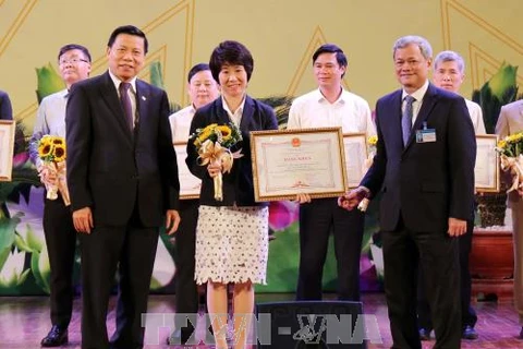 北宁省领导向为该省经济社会发展做出贡献的企业代表授予奖状。（图片来源：越通社）