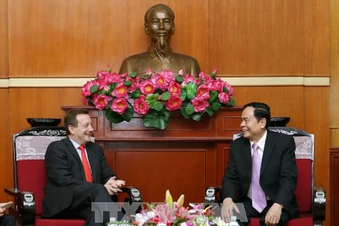越南祖国阵线中央委员会主席陈清敏（右）会见法国驻越大使贝特兰•洛尔道拉里。（图片来源：越通社）