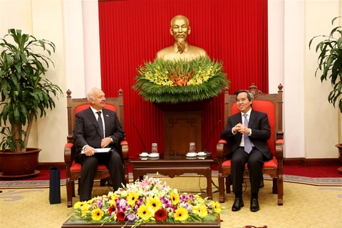 越共中央经济部部长阮文平（右）会见俄罗斯驻越南大使康斯坦丁·弗努科夫。（图片来源：daidoanket.vn）