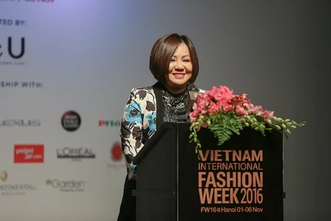 越南国际时装周（VIFM）创始人黎氏琼庄在2016年越南国际时装周活动上发言。（图片来源：因特网）