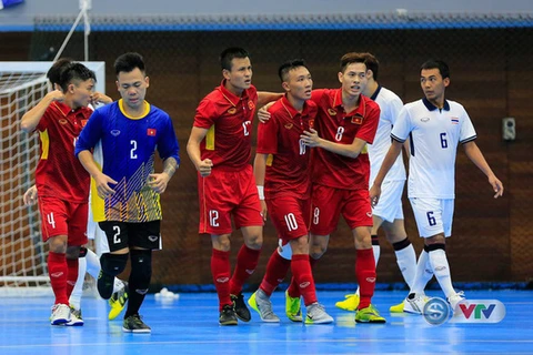 越南五人制足球队（红衣）在比赛中