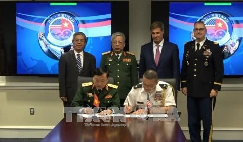 阮志咏上将与美国负责南亚和东南亚事务的助理国防部长约瑟夫·弗勒特共同见证越南国防战略研究院与亚太安全研究中心组织合作备忘录签字仪式。