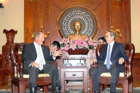 胡志明市市委书记阮善仁（右）与美国国会众议院外交事务委员会亚太小组委员会主席泰德·约霍。