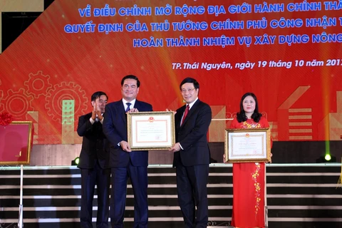 越南政府副总理兼外交部长范平明向太原市授予一级劳动勋章。（图片来源：越通社）