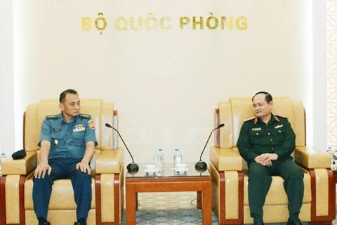 越南人民军副总参谋长阮方南上将（右）与印尼国军战略研究中心副主任威迪·维迪亚大校。